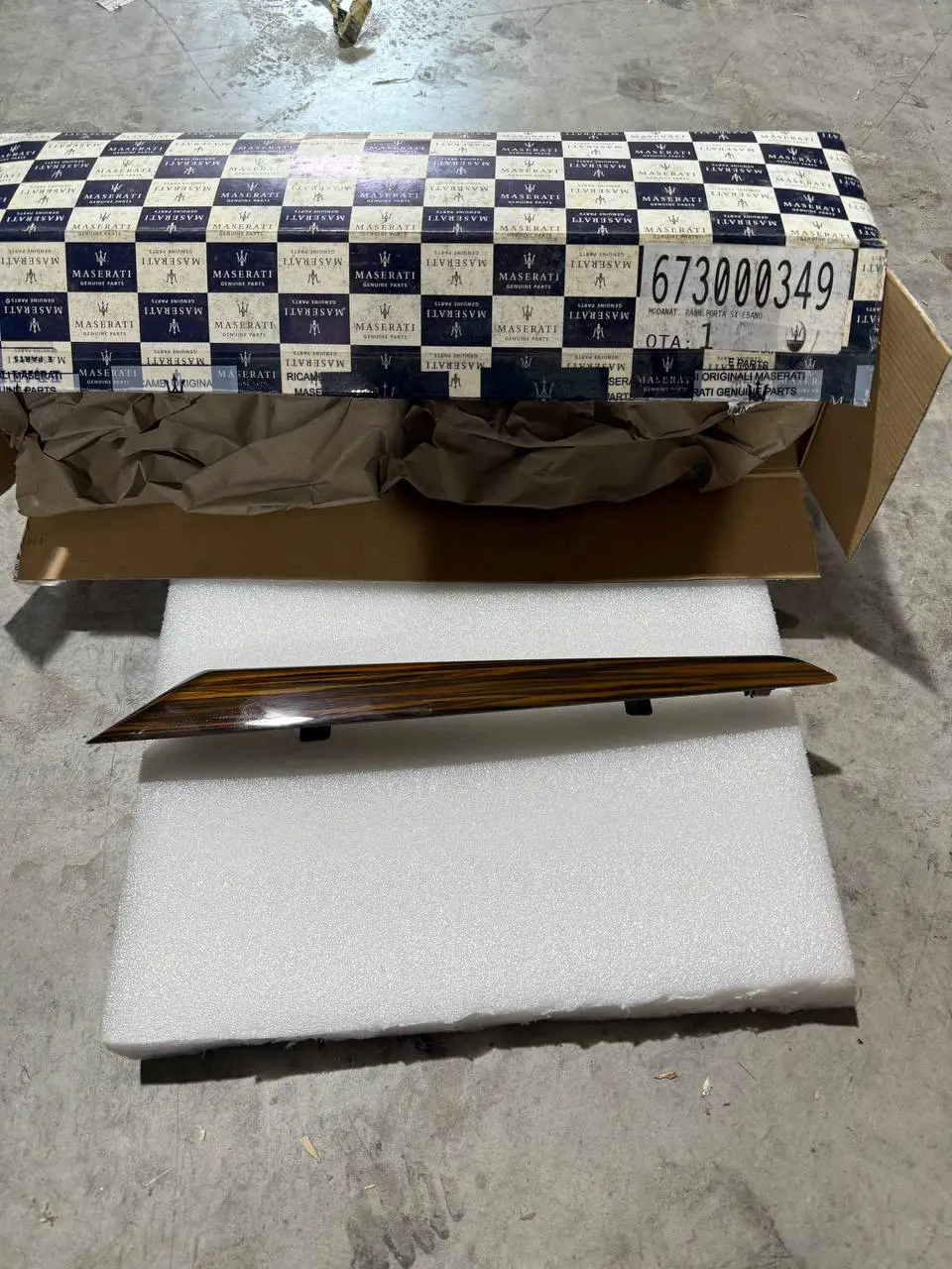 Maserati LH Door Panel Moulding Ebano LH Door Panel Moulding Ebano
