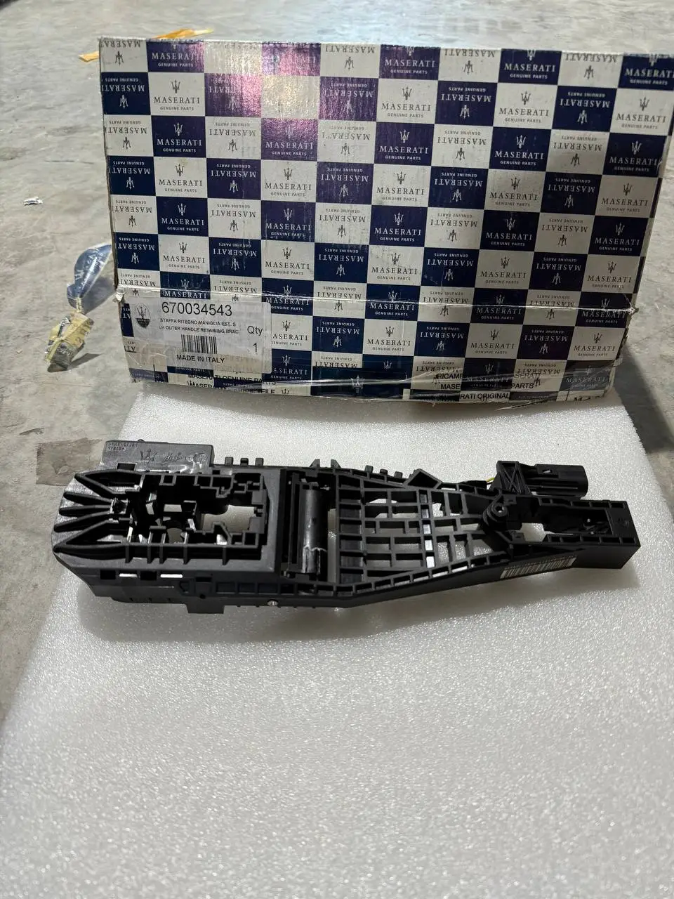 Maserati LH Outer Handle Retaining Bracket LH Outer Handle Retaining Brack